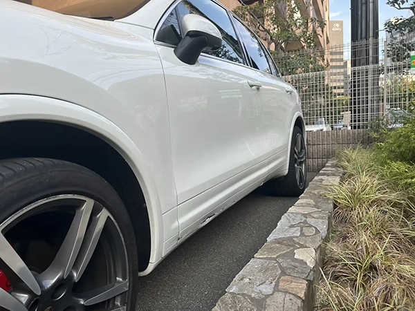 ポルシェ カイエン 走行中につけた傷の修理(ロワーモール、サイドステップカバー等) 吹田市 男性