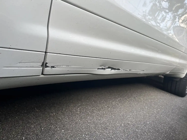 ポルシェ カイエン 走行中につけた傷の修理(ロワーモール、サイドステップカバー等) 吹田市 男性