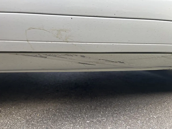 ポルシェ カイエン 走行中につけた傷の修理(ロワーモール、サイドステップカバー等) 吹田市 男性