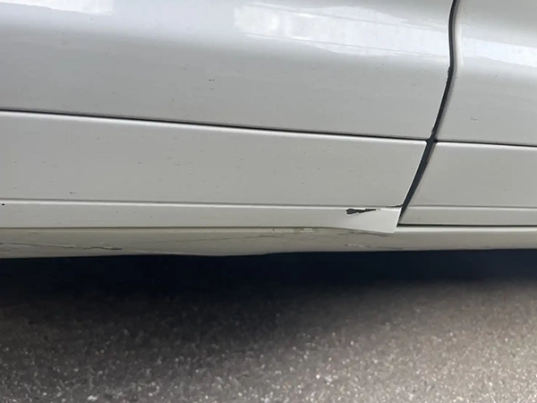 ポルシェ カイエン 走行中につけた傷の修理(ロワーモール、サイドステップカバー等) 吹田市 男性